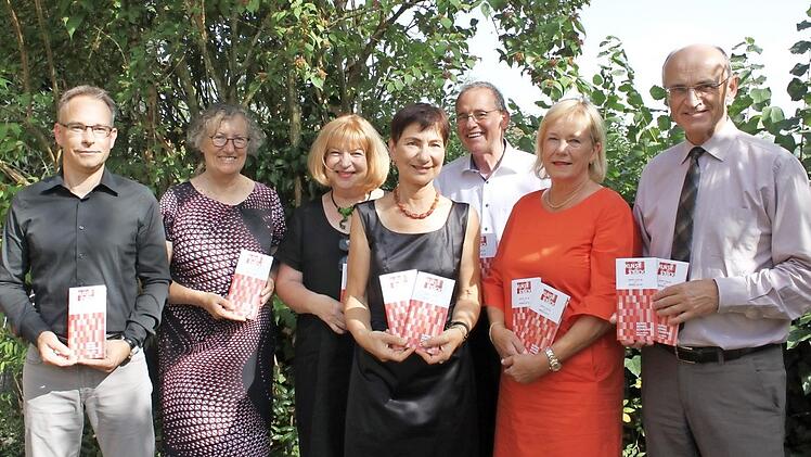 Machen gemeinsam Werbung für Kultur: (von links) Michael Hübner, Helene Rümer, Annemarie Reiser-Meyerweissflog, Renate Ortloff, Alexander Meyerweissflog, Barbara Gemeinhardt und Landrat Wilhelm Schneider. Foto: Christiane Reuther