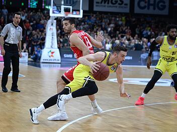 Nach schwachem ersten Viertel legten Daniel Schmidt (hinten) und Brose Bamberg im zweiten Abschnitt (30:12) den Grundstein zum 90:79-Sieg gegen Medi Bayreuth und David Stockton.  Foto: Peter Mularczyk