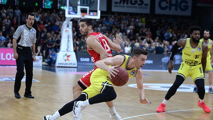Nach schwachem ersten Viertel legten Daniel Schmidt (hinten) und Brose Bamberg im zweiten Abschnitt (30:12) den Grundstein zum 90:79-Sieg gegen Medi Bayreuth und David Stockton.  Foto: Peter Mularczyk