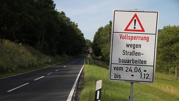 Eigentlich sollte die Straße seit Montag, 24. Juni, voll gesperrt sein - aber davon ist noch nichts zu sehen. Foto: Ulrike Müller