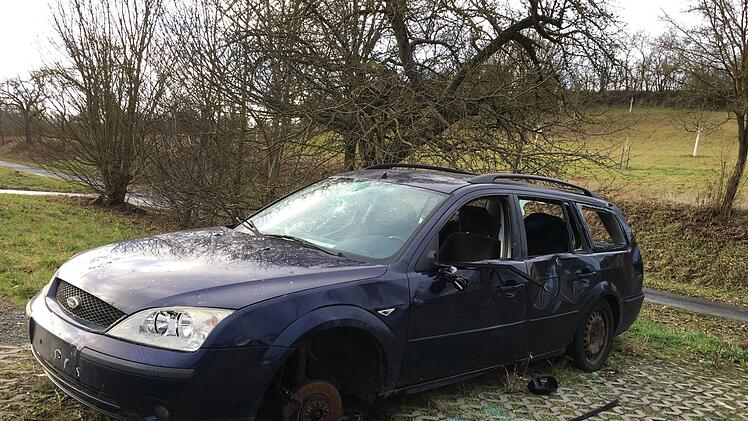 Das Landratsamt hat den Eigentümer aufgefordert, dieses Auto-Wrack vom Pendler-Parkplatz bei Machtilshausen zu entfernen. Foto: Ralf Ruppert