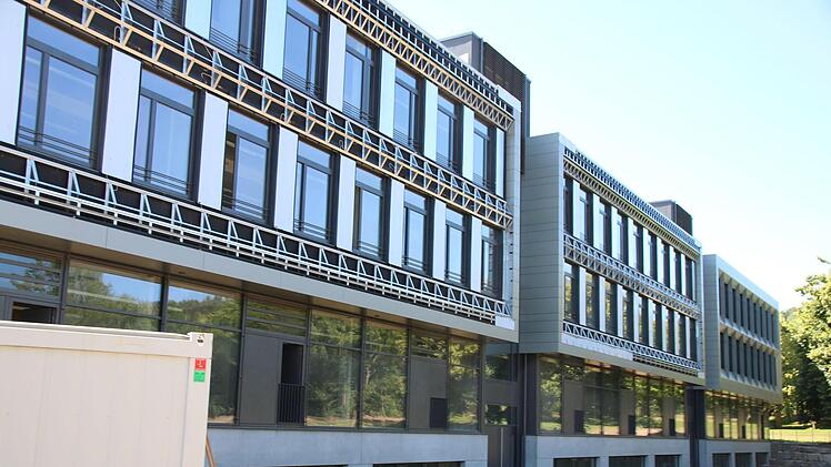 Die Nord-West-Fassade bekommt noch die Beschattung (ganz rechts bereits sichtbar). Foto: Thomas Malz