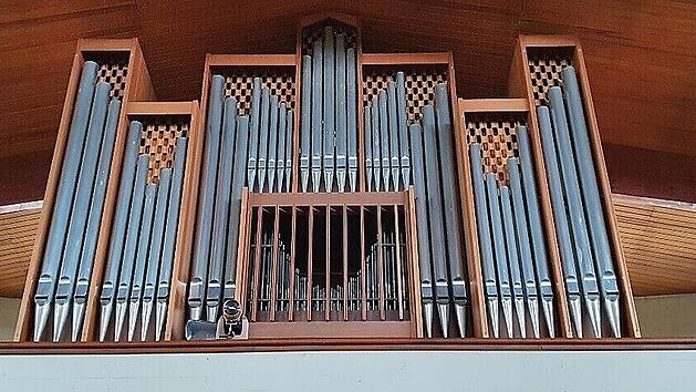 Die Orgel in der Pfarrkirche St. Heinrich in Steinbach am Wald ist ein Modell der Firma Hey aus der Rhön.