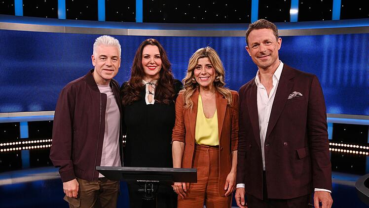Spielen um Geld für einen guten Zweck, von link): Michael Mittermeier, Paula Lambert und Panagiota Petridou, beobachtet von Moderator Alexander Bommes.