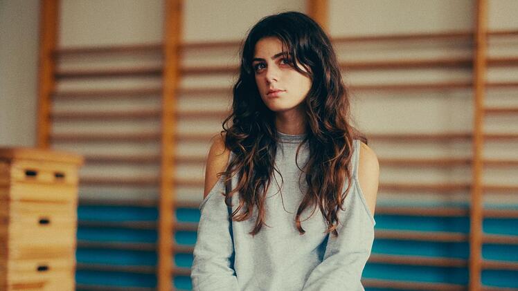 Mila (Derya Akyol) versucht nach ihren drei Monaten Psychiatrie in der Schule so zu tun, als wäre nichts gewesen.