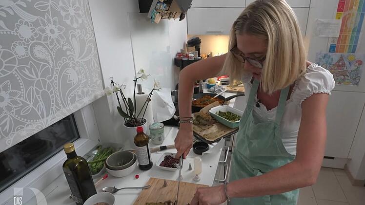 Beim Zerteilen der Lammkrone kommt Renate ins Schwitzen.