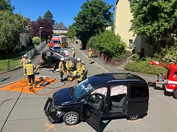 Hof: BMW &uuml;berschl&auml;gt sich - vier Verletzte bei Kreuzungsunfall