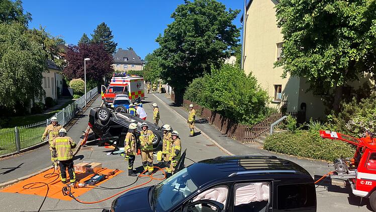 Hof: BMW &uuml;berschl&auml;gt sich - vier Verletzte bei Kreuzungsunfall