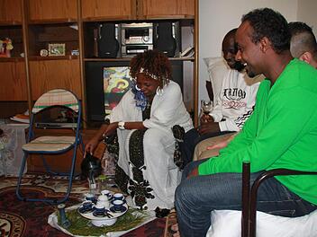 Die Kaffeezeremonie ist Frauensache. Sie wird an Feiertagen wie Weihnachten immer zelebriert, erzählen die Asylbewerber aus Äthiopien.  Fotos: Heike Beudert