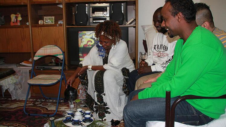 Die Kaffeezeremonie ist Frauensache. Sie wird an Feiertagen wie Weihnachten immer zelebriert, erzählen die Asylbewerber aus Äthiopien.  Fotos: Heike Beudert