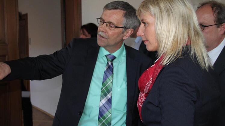 Dienststellenleiter Klaus Buß erläutert der Ministerin den Aufbau der Behörde in Steinenhausen. Foto: Stephan Tiroch