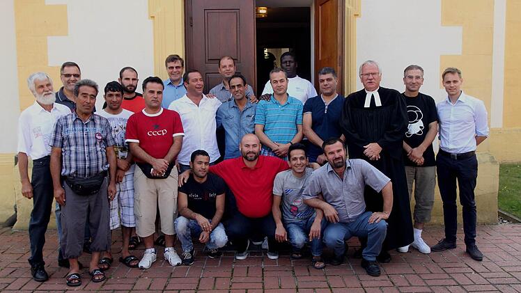 Die Asylsuchenden mit Pfarrer Volkmar Gregori (3. von rechts) und Bürgermeister Walter Ziegler (7. von links) sowie die Vertreter der beiden Kirchengemeinden. Foto: Günther Geiling