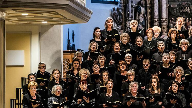 Ein beeindruckendes Konzert zum Totensonntag gestaltete der Coburger Bachchor unter Peter Stenglein in der Morizkirche. Foto: Jochen Berger