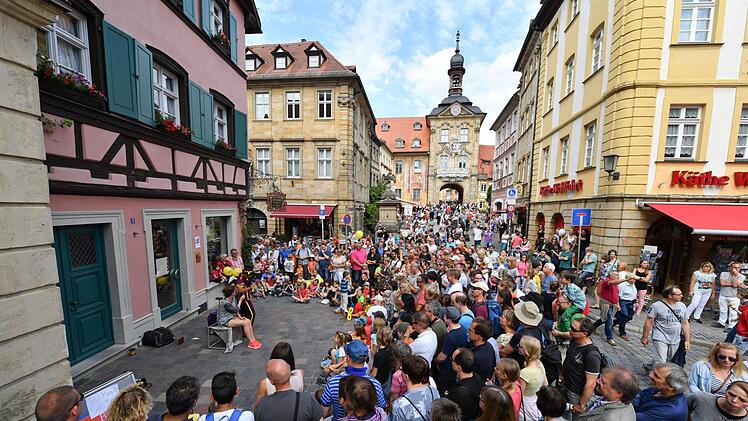 Über 200 000 Schaulustige besuchen jedes Jahr das Straßen- und Varietéfestival in Bamberg. Foto: Ronald Rinklef.