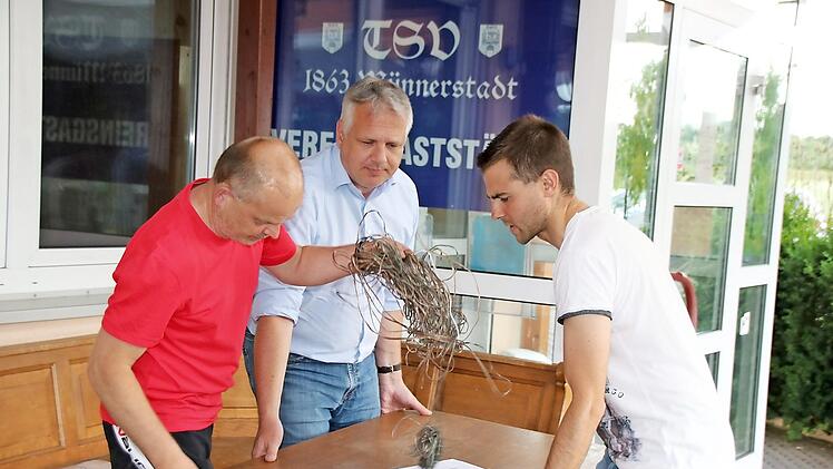 Packen selbst bei der anstehenden Sanierung der Gaststätte mit an: die drei Vorsitzenden des TSV Münnerstadt (von links) Günter Scheuring, Thomas Geyer und Johannes Wolf.  Foto: Thomas Malz