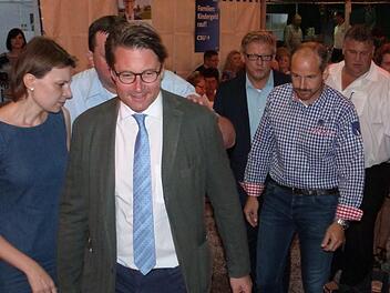 CSU-Generalsekretär Andreas Schauer (Zweiter von links) war Festredner bei der 70-Jahr-Feier des CSU-Ortsverbandes Stadtsteinach. Unser Bild zeigt ihn beim Einzug ins Festzelt. Links Bundestagsabgeordnete Emmi Zeulner. Fotos: Werner Reißaus