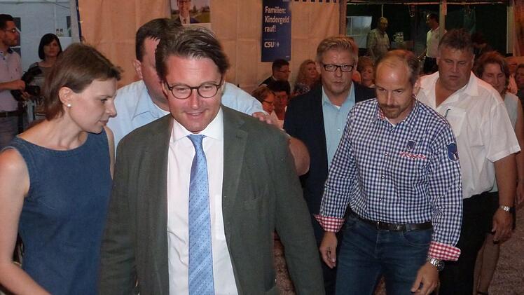 CSU-Generalsekretär Andreas Schauer (Zweiter von links) war Festredner bei der 70-Jahr-Feier des CSU-Ortsverbandes Stadtsteinach. Unser Bild zeigt ihn beim Einzug ins Festzelt. Links Bundestagsabgeordnete Emmi Zeulner. Fotos: Werner Reißaus