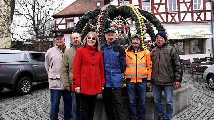 Aus dem Georgsbrunnen wird der Osterbrunnen.   Foto: Richard Sänger