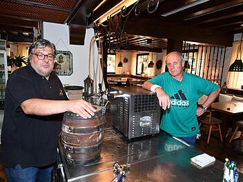 Sie wollen die fränkische Wirtshauskultur nicht sterben lassen: Gerhard Friedrich und Claus Brehm    sperren wenigstens zweimal im Monat das Wirtshaus "Zum Löwen" in Ebersdorf auf.Foto: Ronald Rinklef