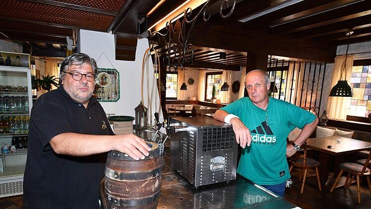 Sie wollen die fränkische Wirtshauskultur nicht sterben lassen: Gerhard Friedrich und Claus Brehm    sperren wenigstens zweimal im Monat das Wirtshaus "Zum Löwen" in Ebersdorf auf.Foto: Ronald Rinklef