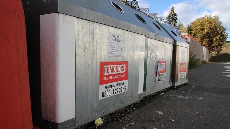 In dieser Woche sieht es vor den Glascontainern in der Industriestraße wieder aufgeräumter aus. Foto: Franziska Rieger