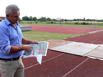Ludwig Nagel zeigt den Plan. Hinter dem roten Spielfeld soll die naturnahe Mittagsbetreuung entstehen.    Foto: Johanna Blum