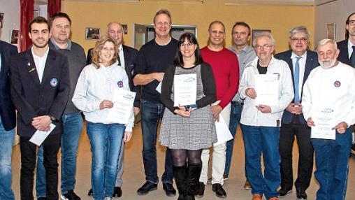 Zahlreiche Mitglieder gehören seit mehr als 25 Jahren der Wasserwacht-Ortsgruppe Michelau an. Das Bild zeigt die Geehrten zusammen mit den Offiziellen und den Aktiven, die am Rudufersee die meisten Stunden Badeaufsicht geleistet haben.  Foto: Klaus Gagel