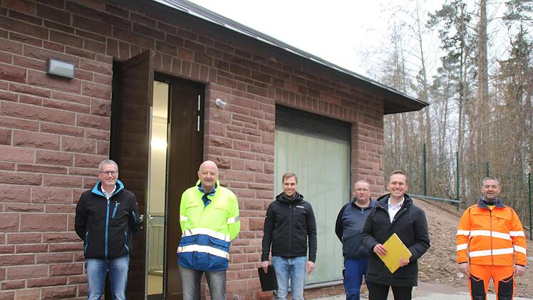 Bernd Wald, Uwe Seidl, Malte Feltel, Matthias Zwecker, Bürgermeister Mario Götz und Thomas Kolb vor dem Hochbehälter. Foto: Hilmar Ruppert