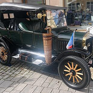 Historische Automobile und Motorräder