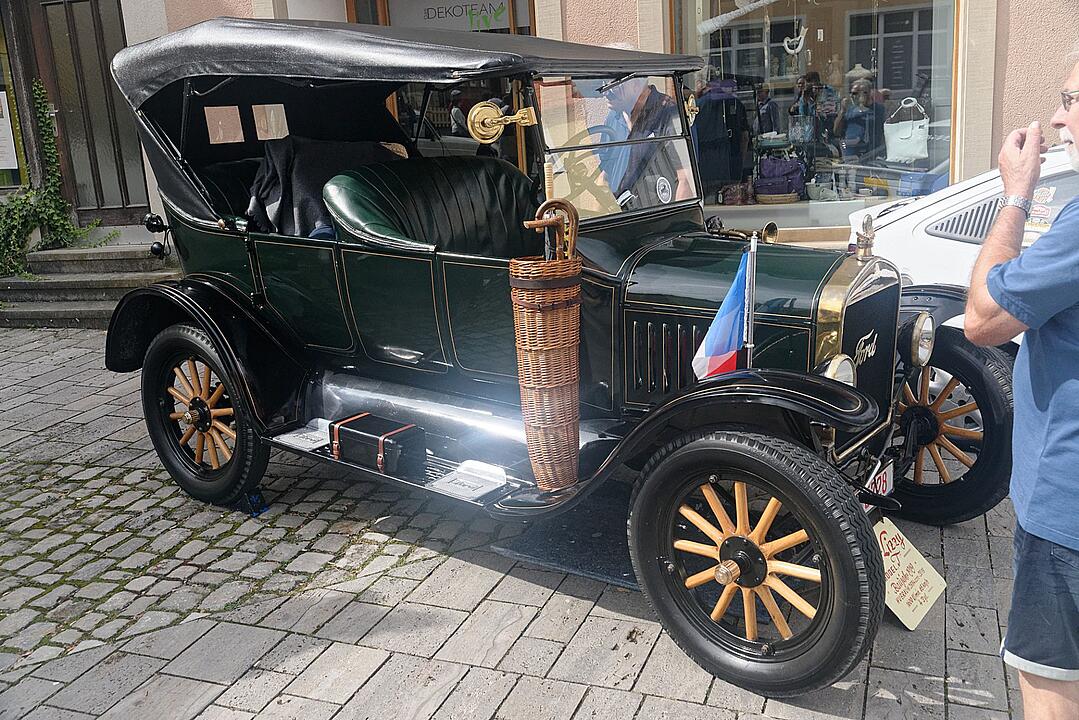 Historische Automobile und Motorräder