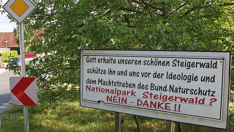 Plakat gegen einen Nationalpark am Straßenrand (hier bei Fabrikschleichach) Foto: Klaus Schmitt