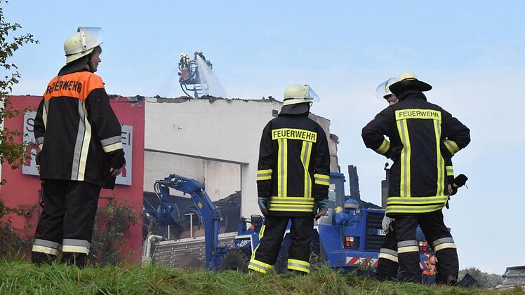 Noch um die Mittagszeit musste die Feuerwehr immer wieder aufflammende Brandnester löschen.