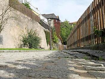 Das Pflaster am "Katzensteig" hat sich abgesenkt. Foto: G. Leikam