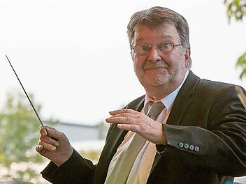 Hans Stähli dirigierte das Open-Air-Konzert im Märchenbad Neustadt.Foto: Albert-Höchstädter