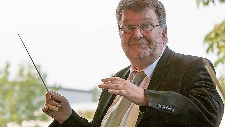 Hans Stähli dirigierte das Open-Air-Konzert im Märchenbad Neustadt.Foto: Albert-Höchstädter