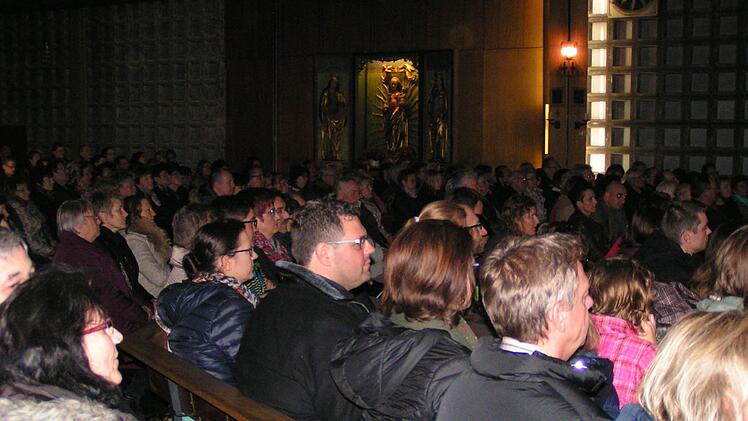 Die rappelvolle St. Anna-Kirche Foto: Heidi Amon