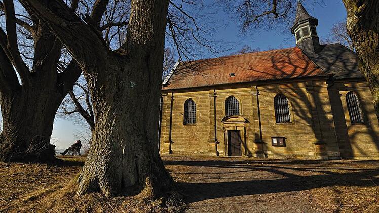 Mächtige Linden umfassen die St. Veit-Kapelle auf dem Ansberg.  Foto: Harald Koch