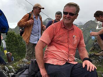 Beim Städtetreffen der "Gmünder in Europa" führte Tourismus-Chef Günther Hauser in Gerlos-Gmünd 15 Gäste auf den Berg Roller, Hendrik Dressel (vorne), der neue Präsident des Vereins, ging mit. Foto: Bettina Knauth