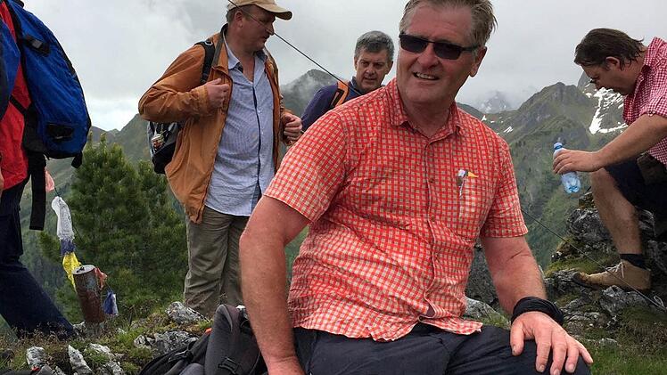 Beim Städtetreffen der "Gmünder in Europa" führte Tourismus-Chef Günther Hauser in Gerlos-Gmünd 15 Gäste auf den Berg Roller, Hendrik Dressel (vorne), der neue Präsident des Vereins, ging mit. Foto: Bettina Knauth