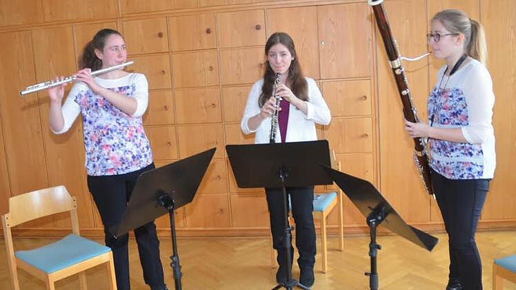 Sie spielten in der Ensemble-Wertung Holzbläser, gemischte Besetzung (v. l.): Katharina Lauer (Querflöte), Sabrina Buckreus (Oboe) und Sarah Buckreus (Fagott). Alle drei stammen aus Kronach und traten in der Altersgruppe V (Geburtsjahre 1999/2000) an. Foto: K.- H. Hofmann