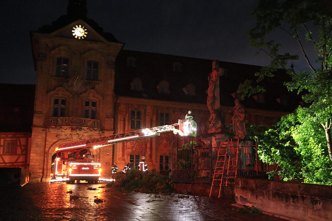 Baum stürzt auf Denkmal in Bamberg