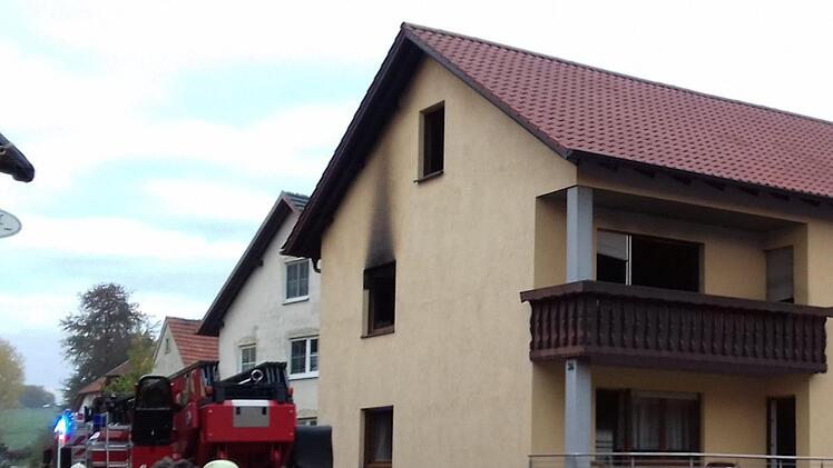 Feuer in Haßfurt: Obwohl ein Nachbar noch versuchte zu helfen, starben am Samstagmorgen zwei Menschen bei einem Wohnungsbrand. Foto: NEWS5 / Licha