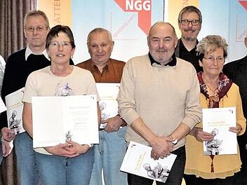 Für ihre langjährige Treue zur NGG wurden diese Frauen und Männer ausgezeichnet. Mit im Bild (von rechts) NGG-Ausbildungssekretär Marcel Mansouri, Betriebsseelsorger Eckhard Schneider, Hans-Georg Prehmus und NGG-Geschäftsführer Michael Grundl. Links DGB-Regionalgeschäftsführer Mathias Eckhardt. Foto: Werner Reißaus