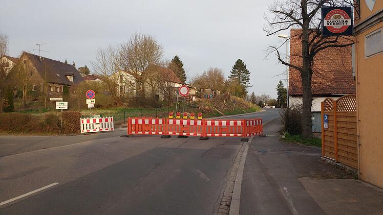 Hier ist die Ortsdurchfahrt Weiher gesperrt. Foto: rm