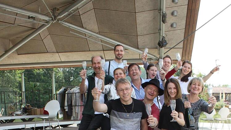 Sommer, Sonne, Seebühne: Die Mitwirkenden zeigen sich gut gelaunt.