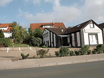 Der Antrag auf Vorbescheid zur Errichtung von fünf Reihenhäusern auf diesem Grundstück an der Königstraße in Münchaurach wurde mehrheitlich abgelehnt. Foto: Richard Sänger
