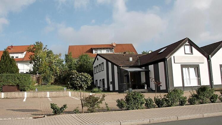Der Antrag auf Vorbescheid zur Errichtung von fünf Reihenhäusern auf diesem Grundstück an der Königstraße in Münchaurach wurde mehrheitlich abgelehnt. Foto: Richard Sänger