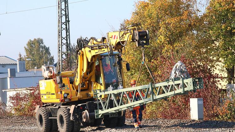 Der Mast für die Oberleitung wird gebracht.