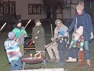 ... und die Kinder durften Stockbrot backen. Fotos: Franz Böhmer
