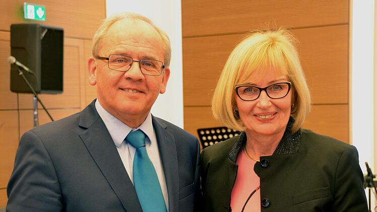 Offiziell ins Amt eingeführt wurde die  neue Schulamtsdirektorin des Staatlichen Schulamtes Bad Kissingen:  Regierungspräsident  Eugen Ehmann und Schulamtsdirektorin Cornelia Krodel. Foto: Peter Rauch